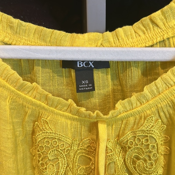BCX yellow elasticized short sleeve scoop neck blouse size XS - Picture 2 of 3